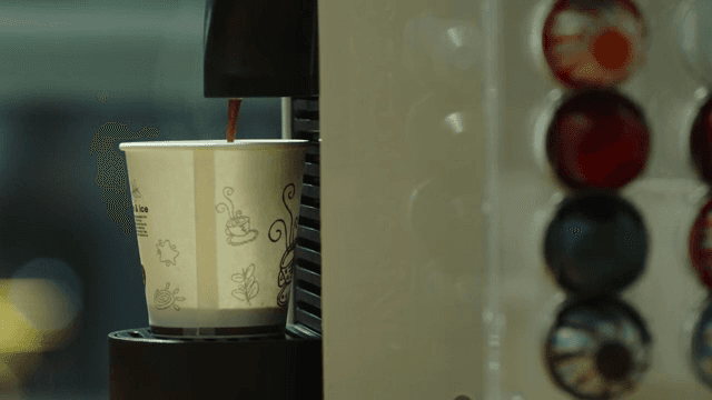종이컵에 커피가 내려지는 모습