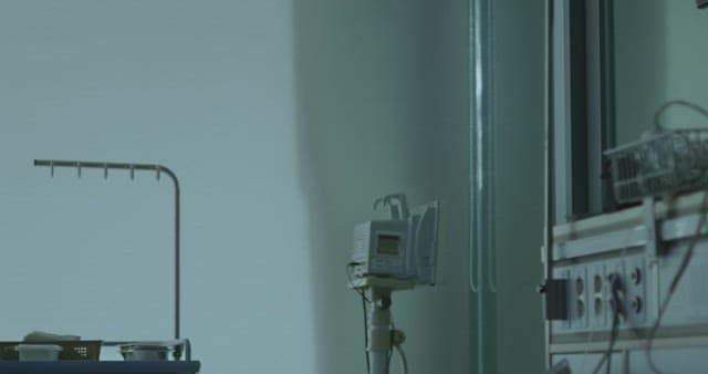 병실에 들어가 걱정스러운 표정을 짓는 남자