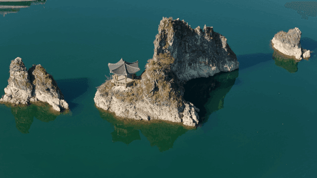 바위로 둘러싸인 섬 위에 자리한 전통 정자