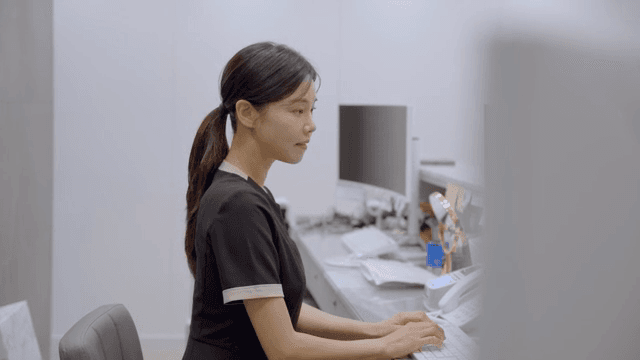 프론트 데스크에서 근무하는 직원