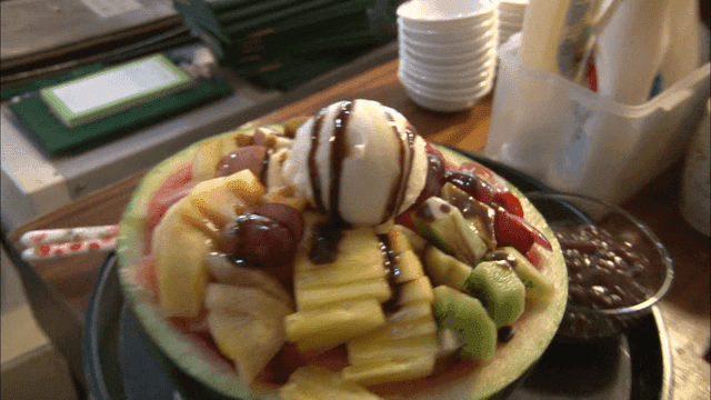 과일이 잔뜩 올라간 빙수