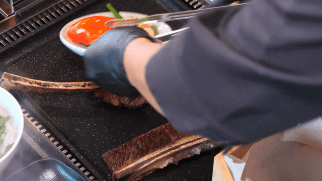 Grilling tomahawk steak with vegetables