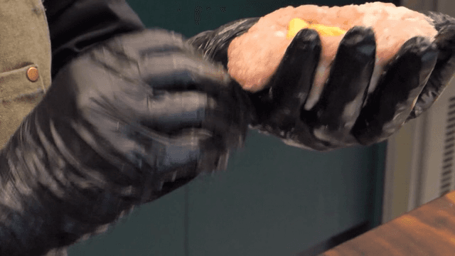 고기 패티에 치즈를 넣는 장면