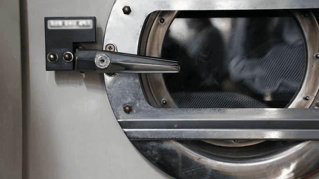 작동 중인 산업용 세탁기