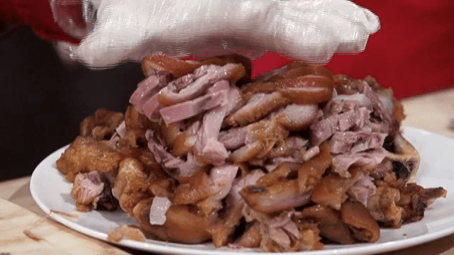 Slicing and plating of braised pig's feet