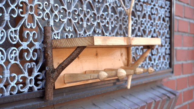 장식 창문에 부착된 나무 선반