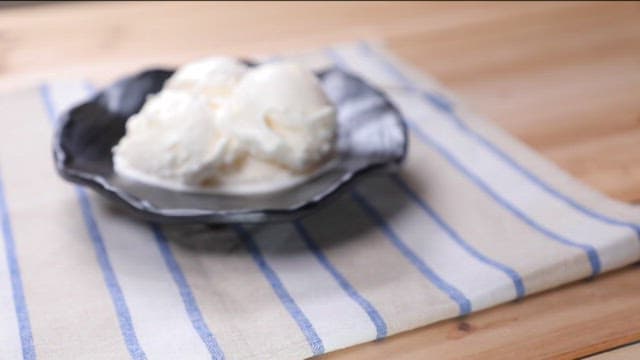 밤팥 소스를 얹은 아이스크림