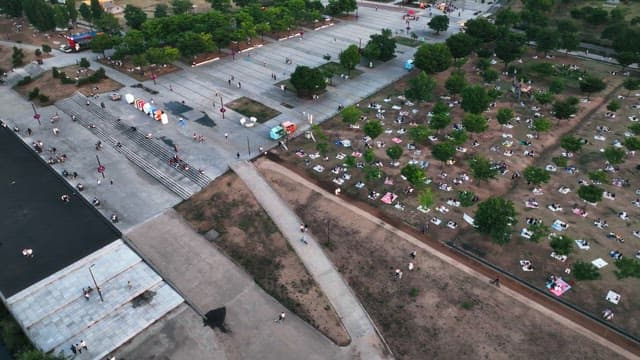 경치 좋은 공원에서 피크닉을 즐기는 사람들
