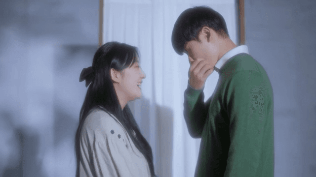 다정하게 대화하는 커플