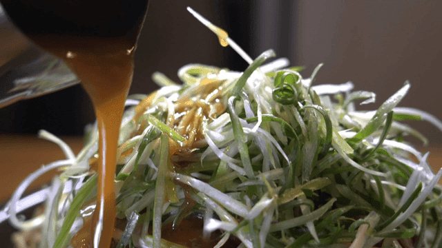 Sauce poured over thinly sliced ​​green onions