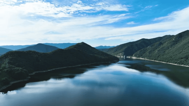 푸른 산으로 둘러싸인 고요한 호수