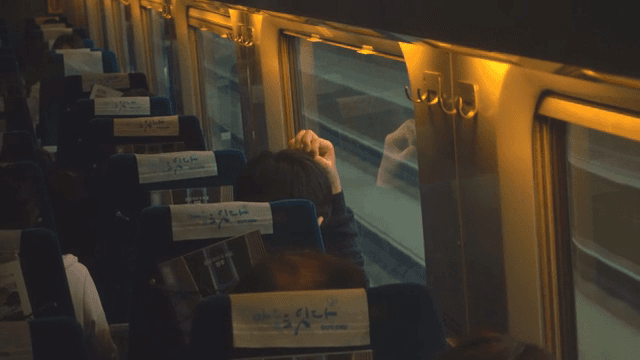 기차 안에서 창밖을 바라보는 사람