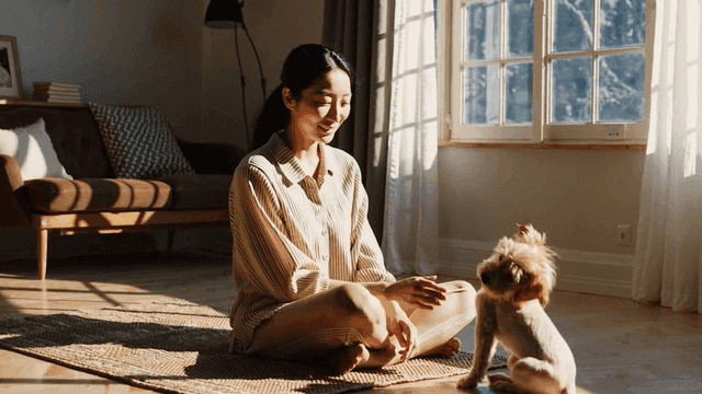 여성과 그녀의 강아지가 햇살을 즐기는 모습