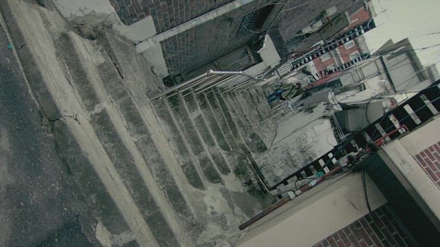 주거지가 모인 골목길의 계단을 내려오는 사람