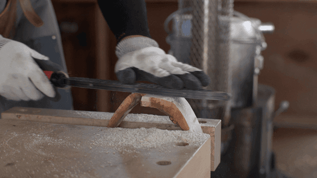 작업장에서 목공줄을 사용하는 목공