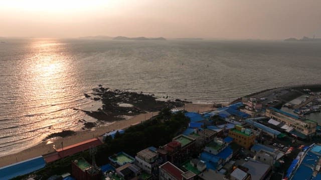 해질녘 바다 위의 해안 마을