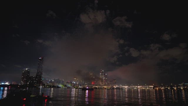 야경 도시 스카이라인 위의 불꽃놀이