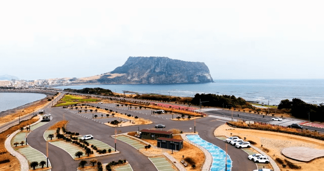 멀리 산이 보이는 해안 도로