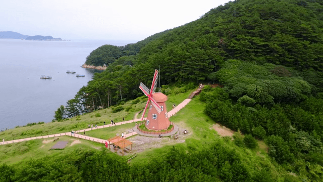 바닷가의 풍경 풍차