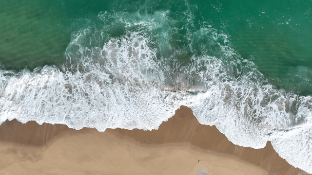 모래사장에 부딪히는 잔잔한 파도