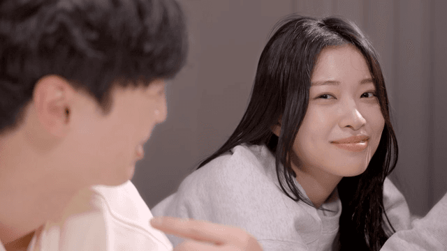 엎드려 누워 친근하게 대화하는 커플