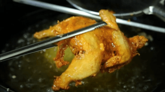 뜨거운 기름에 튀겨지는 치킨