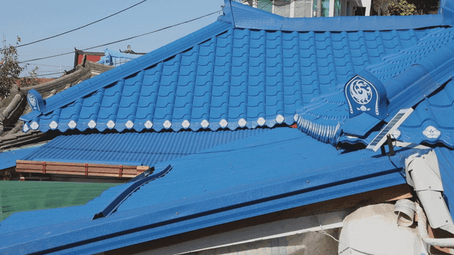 전통 가옥의 파란 기와 지붕