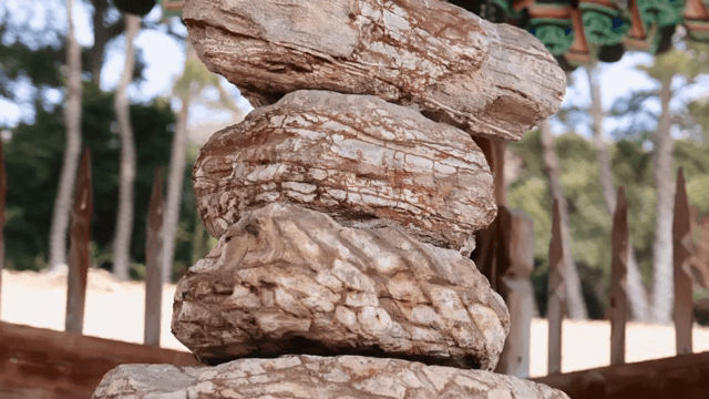 전통 정자 아래 돌탑