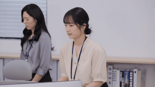 꾸중을 들은 후 자리로 돌아가는 사무실 직원들