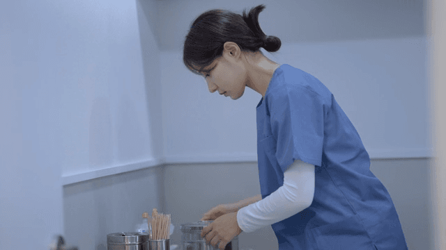 간호사가 의료 용품을 정리하는 모습