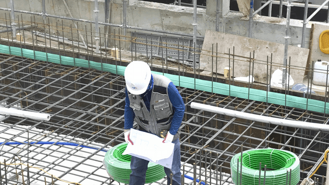 도면을 검토하는 건설 작업자