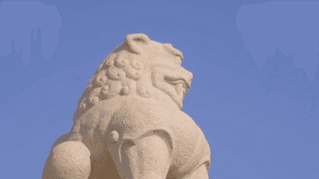 맑은 하늘 아래 돌 수호자 상