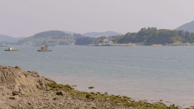 떠 있는 집들이 있는 해안 풍경