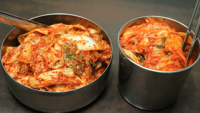 테이블 위에 있는 매콤한 김치