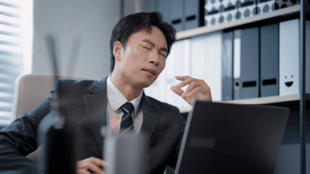 사무실에서 스트레스를 받는 사업가