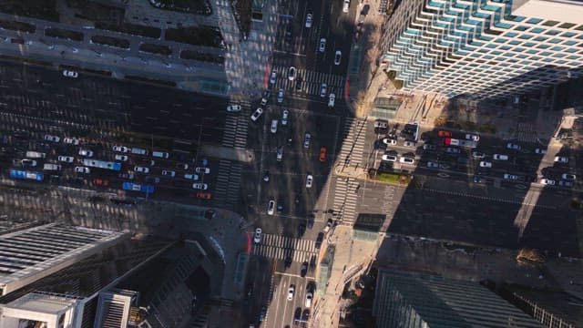 교통이 혼잡한 도심 교차로