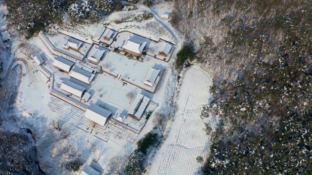 산 속에 위치한 눈 덮인 전통 마을