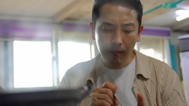 실내에서 뜨거운 식사를 즐기는 남자