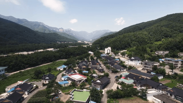 전통 가옥이 있는 시골 마을