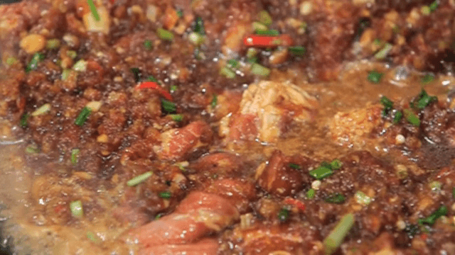 뜨거운 팬 위에서 지글거리는 양념 갈비