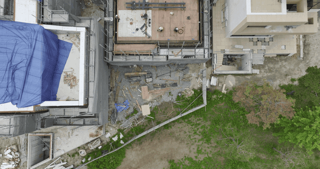 작업자와 자재가 있는 건설 현장