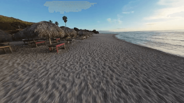 보트가 있는 고요한 해변의 일몰