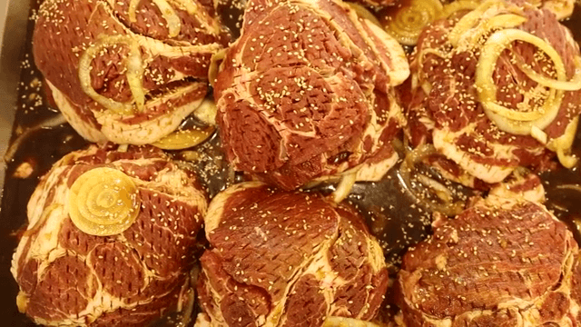 양파와 참깨를 곁들인 양념된 고기