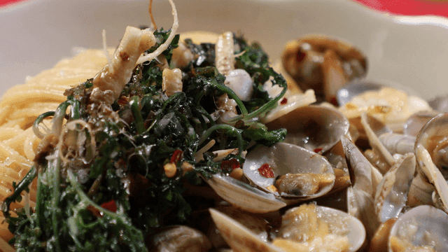 Clam vongole pasta with shepherd's purse