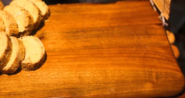 도마 위에 갈아만든 무를 놓는 손