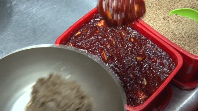 식당 주방에서 양념과 참깨를 뿌려 냉면 준비하기