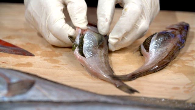 도마 위에서 손질하는 알이 들어있는 도루묵