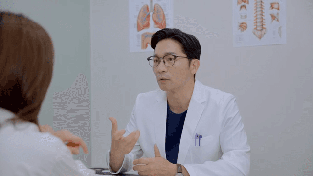 진료실에서 환자와 상담하는 의사