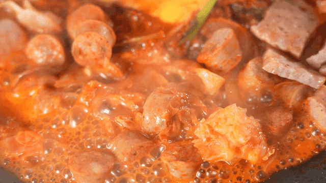 치즈와 야채가 올라간 뜨거운 부대찌개