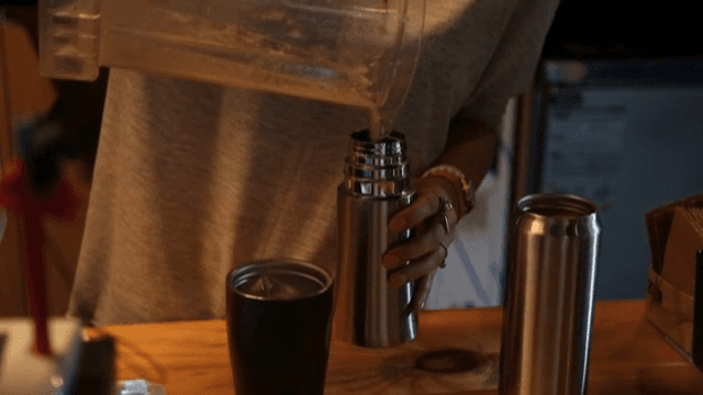 텀블러에 스무디를 붓는 장면